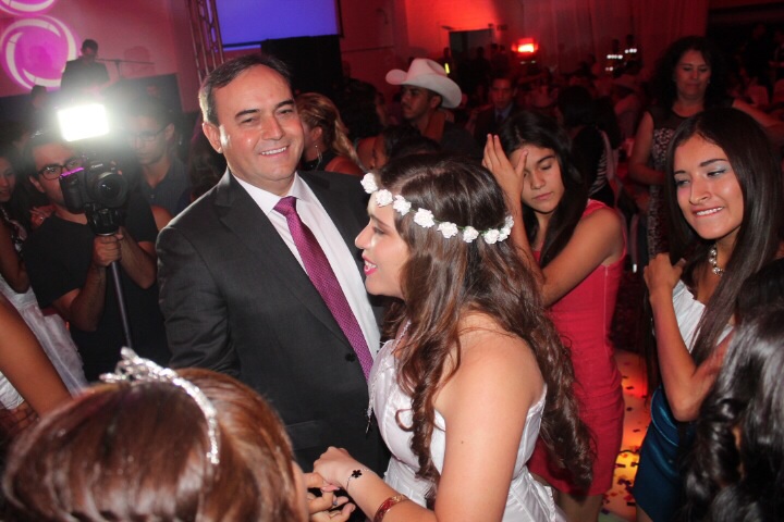 Alcalde y quinceañeras 